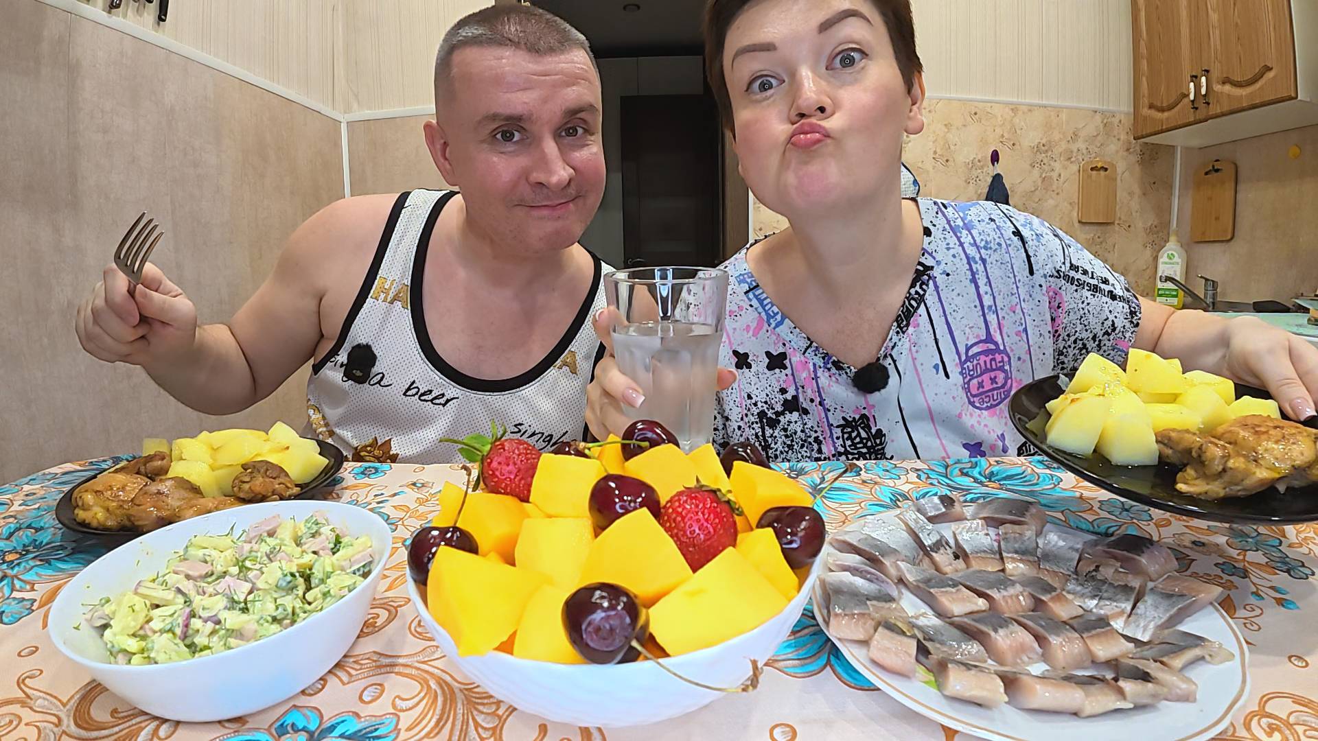 Мукбанг ДАША нас СТЕСНЯЕТСЯ и не хочет СНИМАТЬСЯ? Рассказали ПРАВДУ как есть! Семейный обед в России