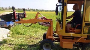 Китайский минипогрузчик с кабиной грузит щебень.