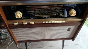 Радиола Ригонда  покрыта  маслом и лаком , после полной реставрации