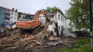 На улице Октябрьской демонтируют аварийные дома