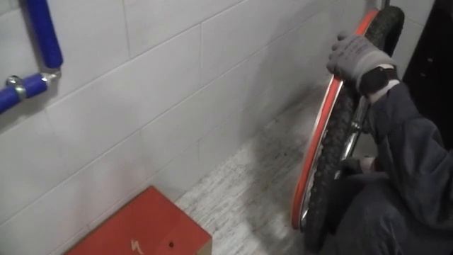 Велик. Попытка бортировать шипованную покрышку 28 радиуса вместо 29. )))))