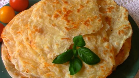 Катлама - узбекские слоеные лепешки с сыром.