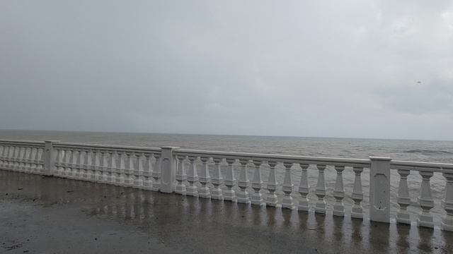 В Лоо шторм продолжает ломать набережную.