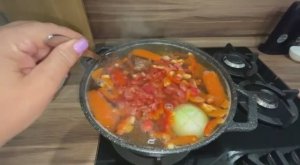 Мы её добили. Компот из жимолости. Муж готовит шурпу.