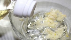 Гренки из черного хлеба с сыром и чесноком