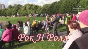 Пожилой мужчина танцует Рок Н Ролл