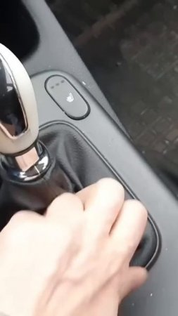 Слетела кожа на ручке Kia Cerato.