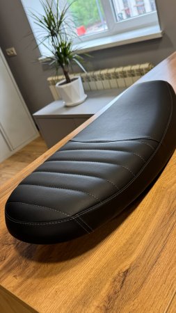 Перетяжка сиденья от мотоцикла Triumph в чёрную кожу