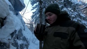 В ТАЙГЕ ЗИМОЙ С МИНИМАЛЬНЫМ СНАРЯЖЕНИЕМ | Горы Снег Бушкрафт - Winter Solo Overnight Bushcraft Camp