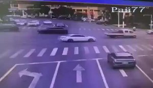 Китаец не спраивился с управлением легковушки и протаранил припаркованный транспорт