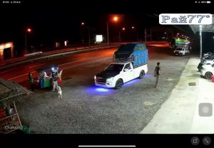 Неуправляемая легковушка едва не раздавила пешеходов и пса в Таиланде