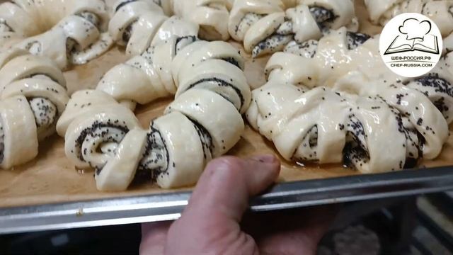 Булка сдобная с маком или плюшки или маковые колечки
