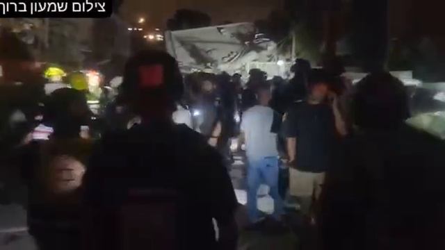 Израильские спасатели извлекают пострадавших из рухнувшего здания в Тель-Авиве !!!