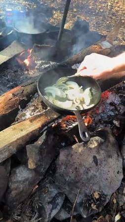НА ЧУГУННОЙ СКОВОРОДЕ - ЗАВТРАК ЛЕСНИКА - ГЕРКУЛЕС БОГАТЫРСКИЙ | Суровая кухня от Лесных
