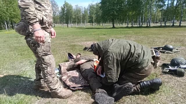 Наложение жгута и перевязка бойца средствами «Гепоглос» на полигоне