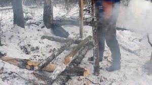 Скамья-трансформер из подручных лесных материалов | Building a Simple Wooden Bench in the Forest