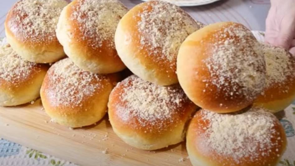 Булочки с клубничной начинкой и штрейзелем