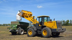 Shantui SL50W-2, ХТЗ-17221 и КамАЗ-65115-62. Разбрасывание удобрений. Затарка.