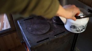 ПОСТРОИЛ ДОМ НА ДЕРЕВЕ И ВОТ КАК СМОГ НАЛАДИТЬ БЫТ | Секреты уютного дома на дереве