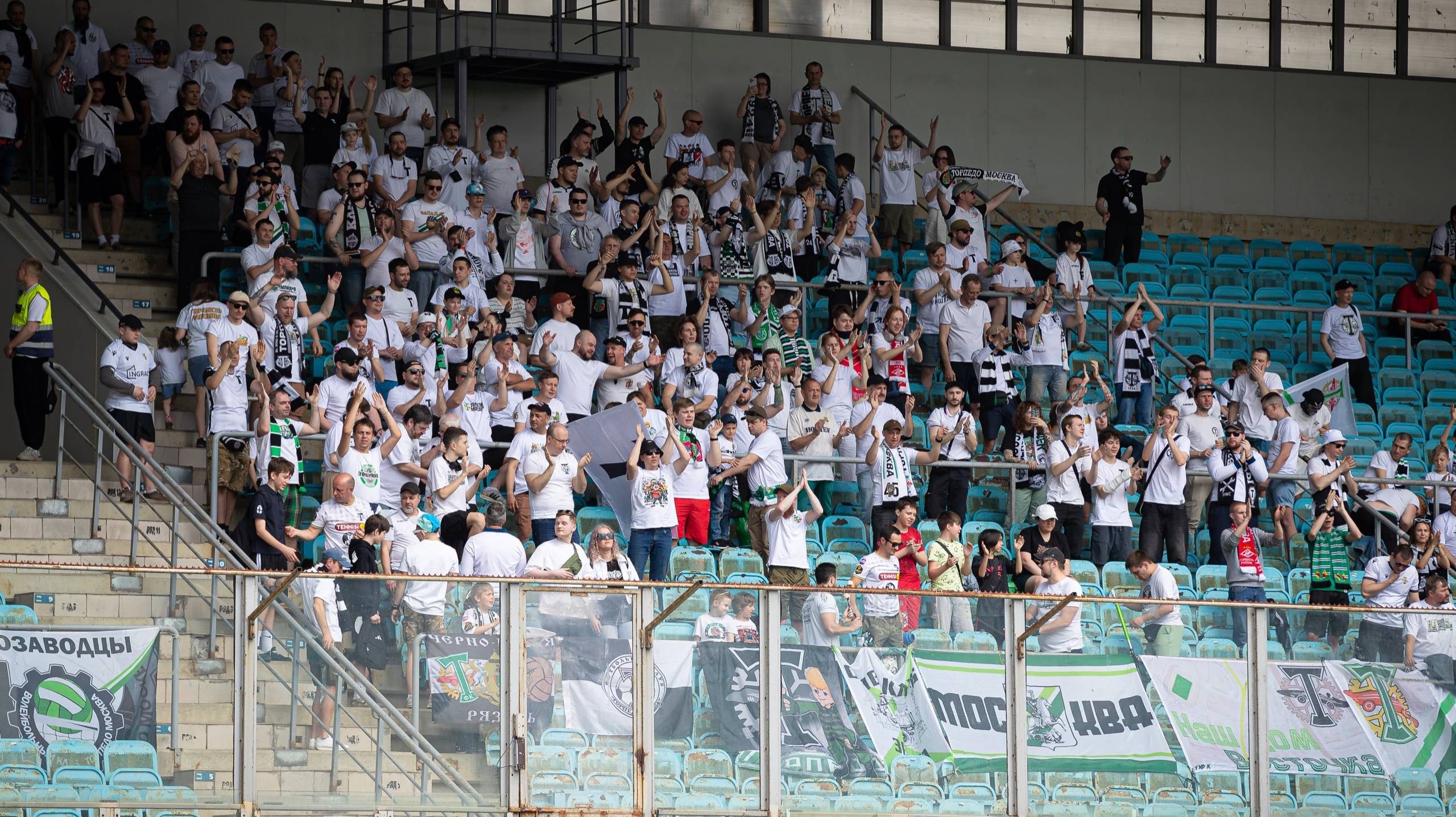 Болельщики футбольного клуба Торпедо. Фанатская трибуна
