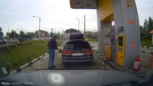 Гений поднёс зажигалку к бензобаку авто на АЗС в Южно-Сахалинске