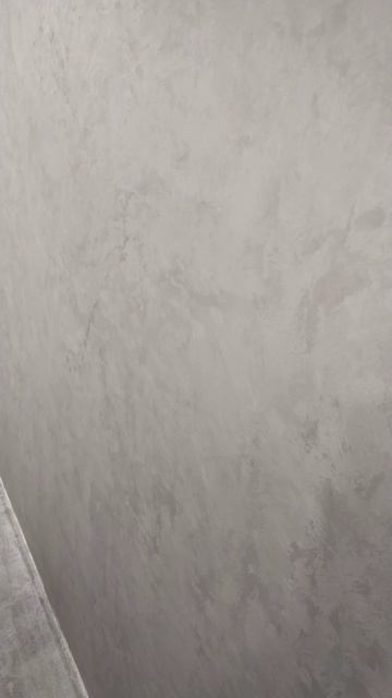 Нанесение декоративной краски на акцентную стену, гостиная.