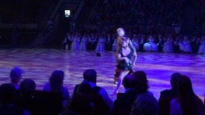 Партнерша танцует с мастером спорта по бальным танцам Егором Бобровым