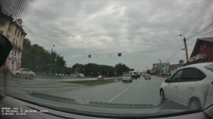 Типичный таксист в телефоне.