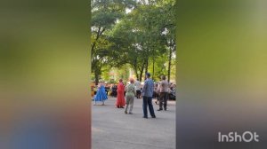 Четверг. В сквере играет духовой оркестр