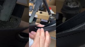 Сажаю оплетку на суперклей. #перетяжка_руля #diy #учусьшить