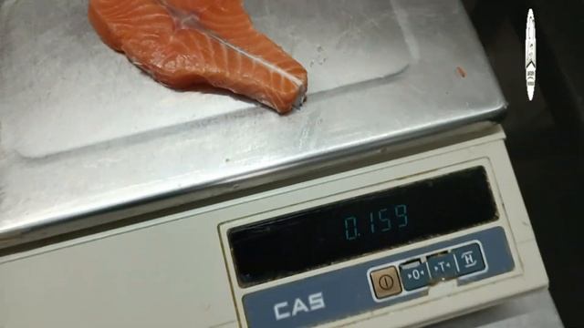 Стейки бабочки из лосося на углях. Стейк получается румяным снаружи и сочным, нежным, и розовым.
