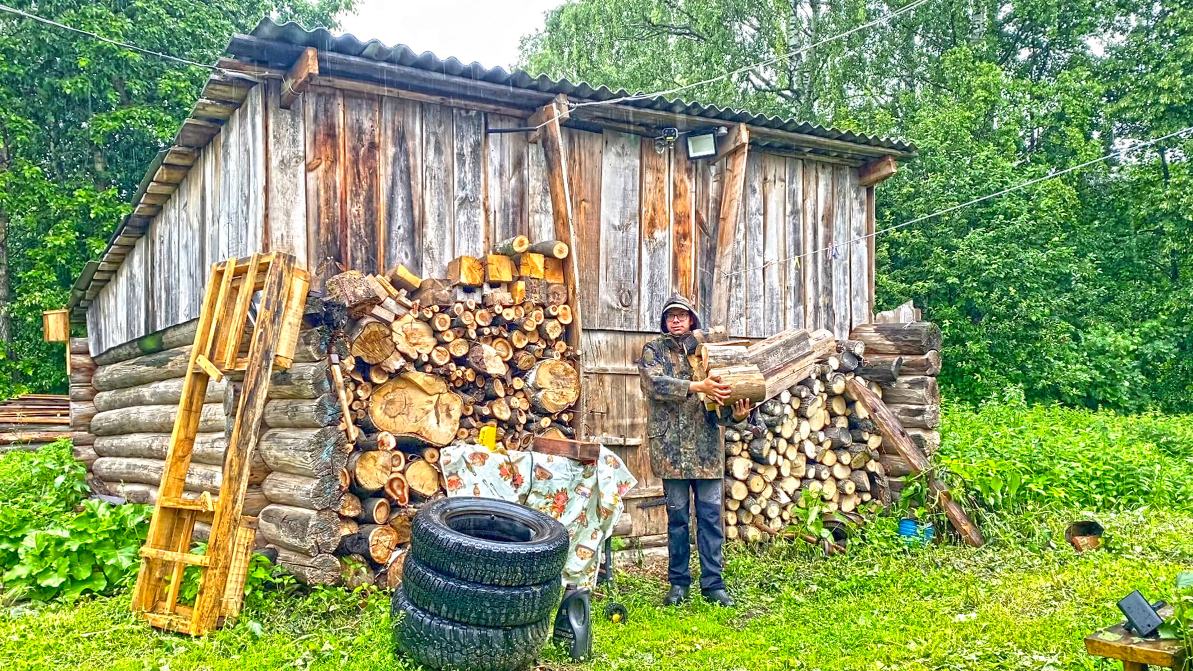 Живу в опустевшей деревне. Хутор заливает. Подстраиваемся под дождь и работаем
