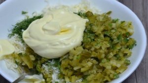 Черный хлеб со шпротами и огурцом
