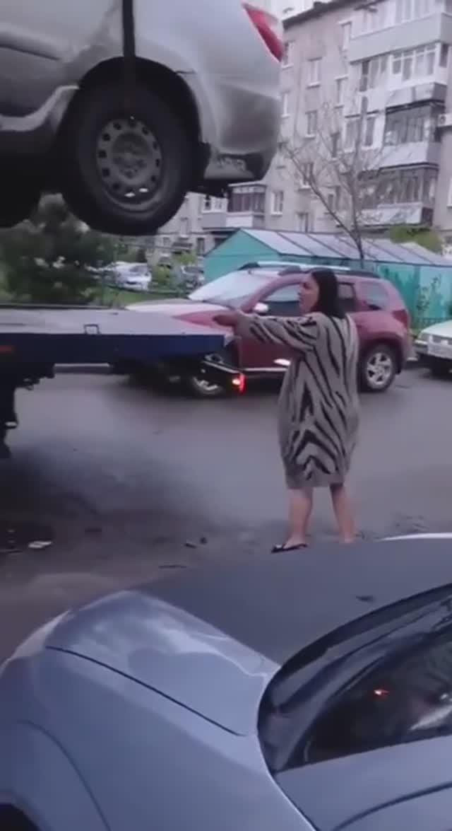 В Ярославле женщина заблокировала выезд на парковке, в итоге, были вызваны сотрудники ДПС. смотреть онлайн