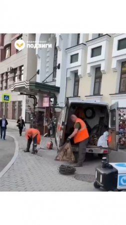 В Москве неравнодушные рабочие помогли роботу-курьеру