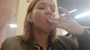 Я кушаю суши и пью кофе капучино