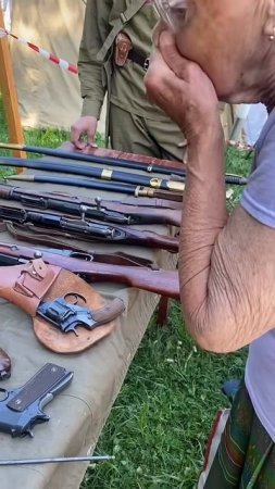 Бабушка на выставке оружия Второй Мировой войны