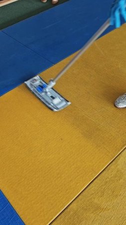 уборка татами в зале борьбы