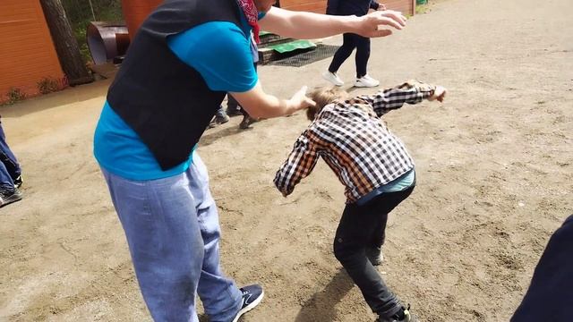 Игра игрой, а перекус по расписанию на каникулах с д. Лёшей. Деревня Раздолье. Май 2025г.