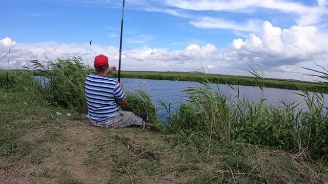 Что поймал То и засолил Карась на червя смотреть онлайн