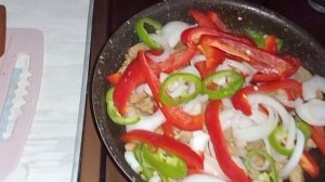 17 ИЮНЯ 2025 Г.  МЯСО ТУШЁНОЕ С БОЛГАРСКИМ ПЕРЦЕМ И МОЛОДАЯ КАРТОШЕЧКА С УКРОПОМ.