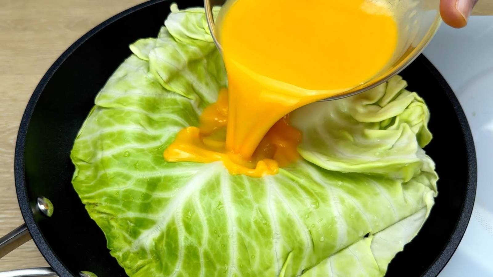 Просто залейте капусту яйцами, и результат будет потрясающим