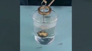 При охлаждении медный шар уменьшается в размерах из-за теплового сжатия