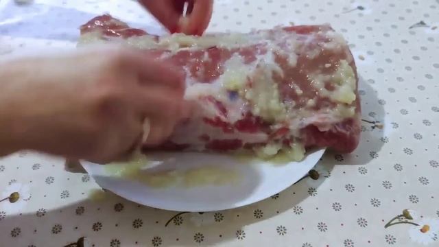 Как запечь мясо свинины в духовке одним куском ! Мясо получается  вкусное нежное и ароматное.