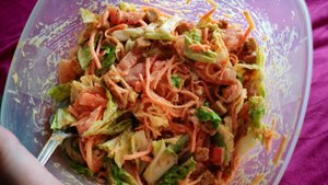 Летний салат из корейской моркови, салата, помидоры, пекинской капусты и сухариков, рецепт салата