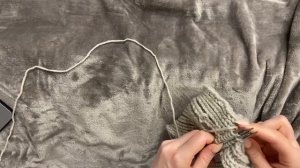 Вяжем повязку-складываем спицы, чтобы получился бантик KnittingLove