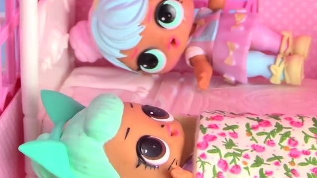 Куклы-сюрпризы LOL Дерутся из-за доставки пиццы и лазают по дому на дереве