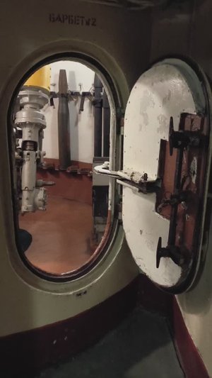 Военный крейсер внутри.