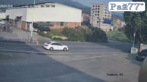Автомобиль едва не угодил под опрокинувшийся цементовоз