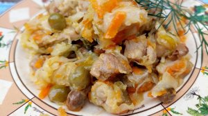 Капуста тушёная с зелёным горошком и сладким перцем. Сочные овощи и нежная свинина.
